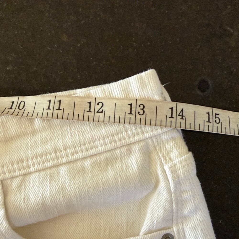 Levi's Mid Rise Boyfriend Stretch Denim Shorts Soft White Size 4 - Picture 6 of 11
